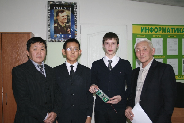 Члены команды "Чолбон" Василий Петров и Влад Сафонов с учителями 